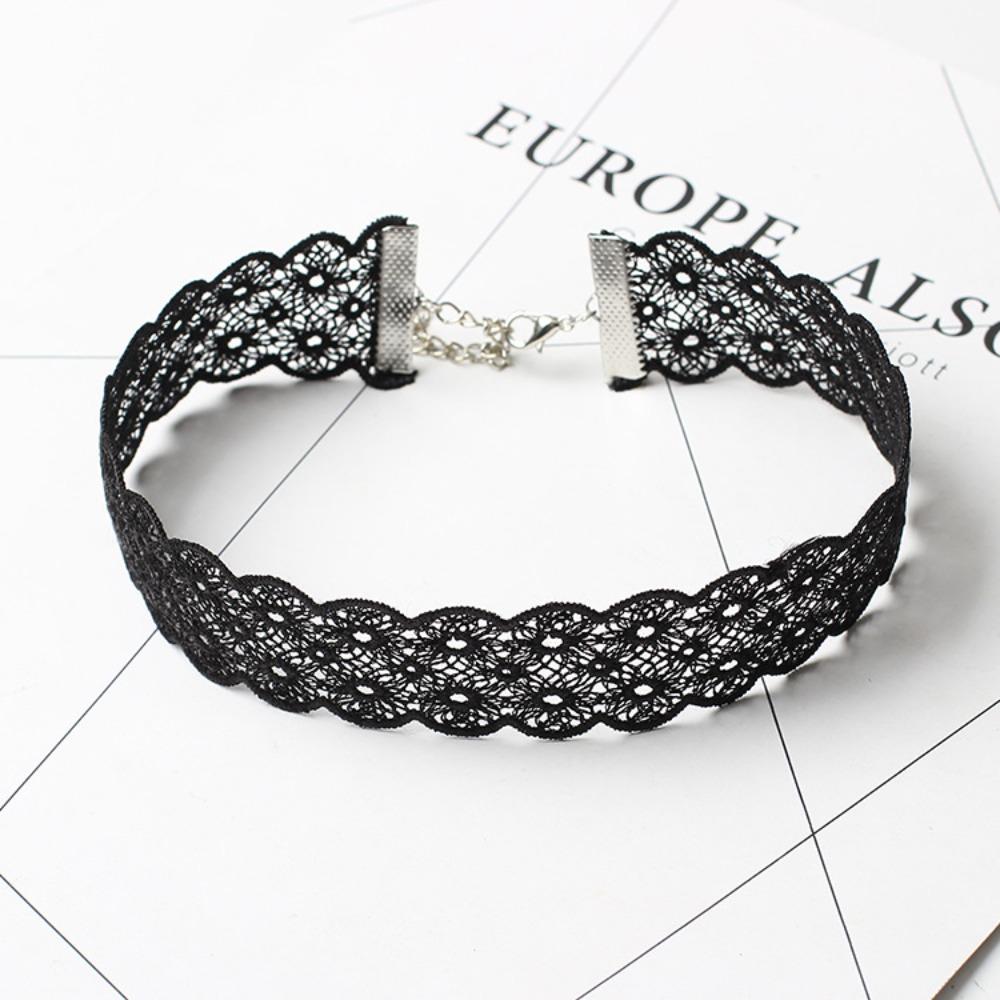 Charm Gotisch Ausgeschnittenes Muster Schwarze Spitze Choker-Halskette für Damen Sexy Temperament Halsband Kette Schmuckzubehör Geschenke