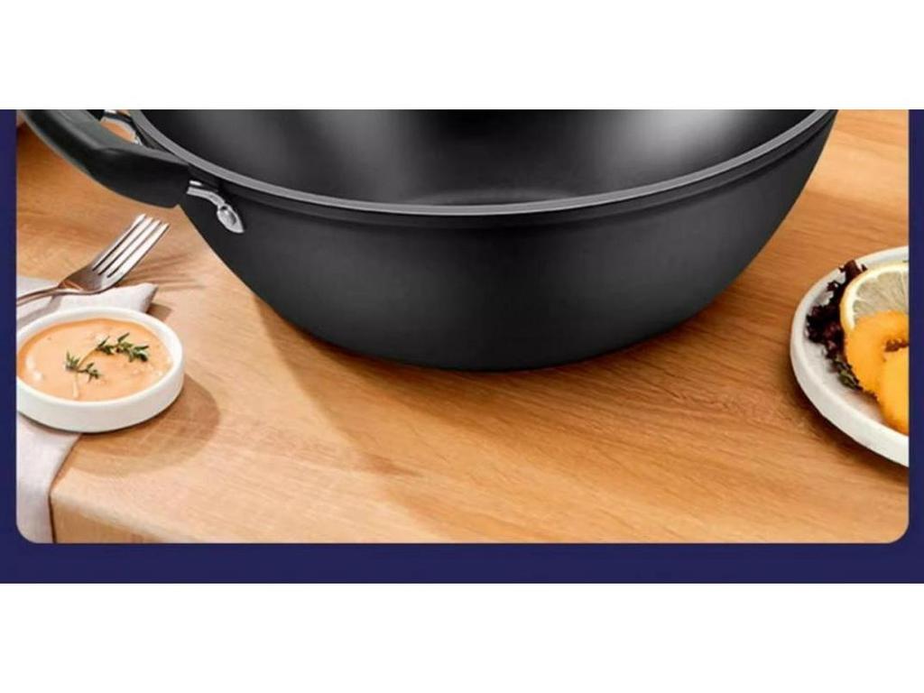 Robuster gusseiserner Wok mit zwei Griffen für Induktionskochfelder - Große Pfanne mit flachem Boden zum Braten.
