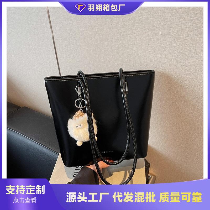 Spring and Summer New Fashionable Large-capacity Portable Shoulder Bag Large-capacity Tote Underarm Commuter Bag