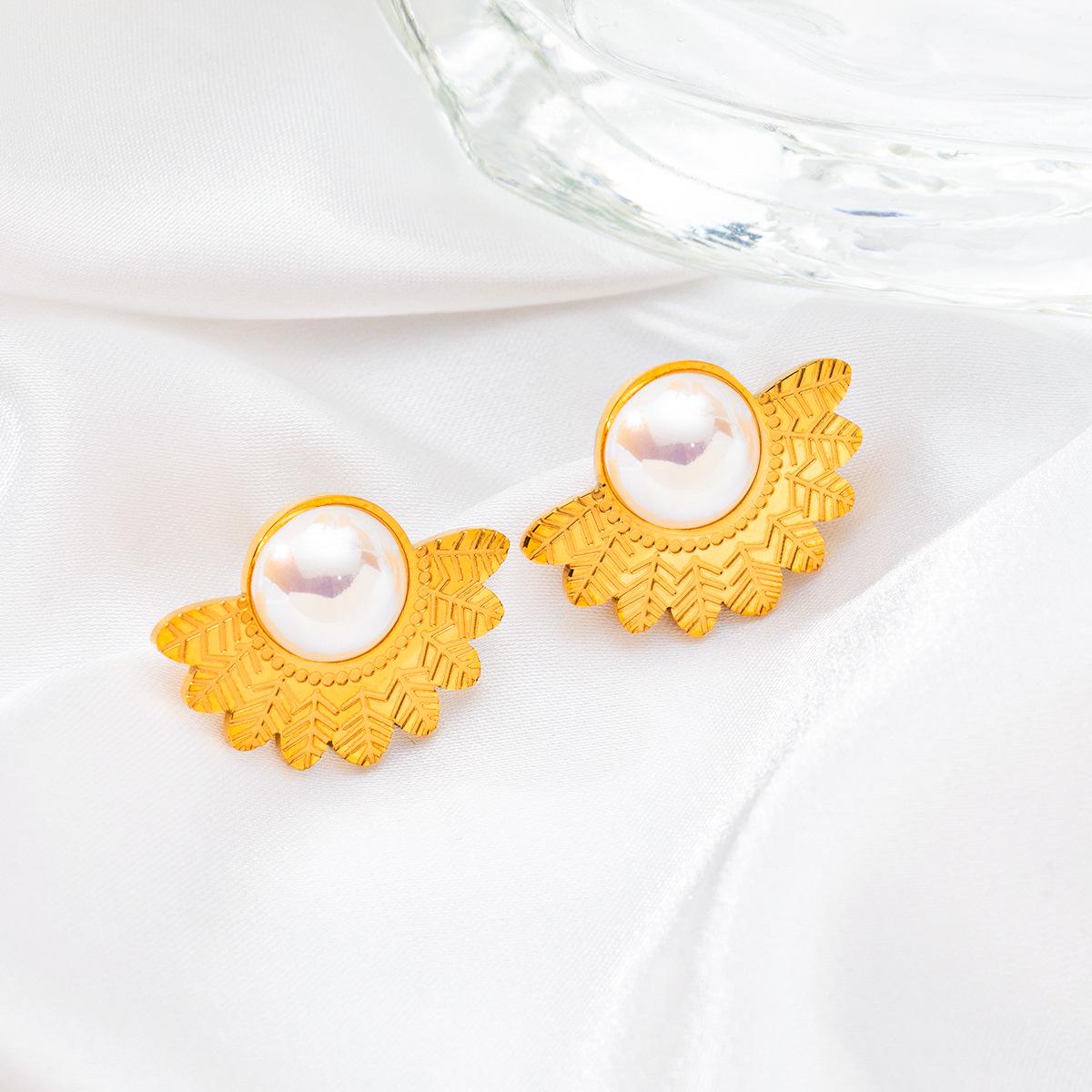 

European & American Retro Titanium Steel Fan-Shaped Leaves Pearl Necklace Set – Three-Piece Non-Fading Women s Necklace