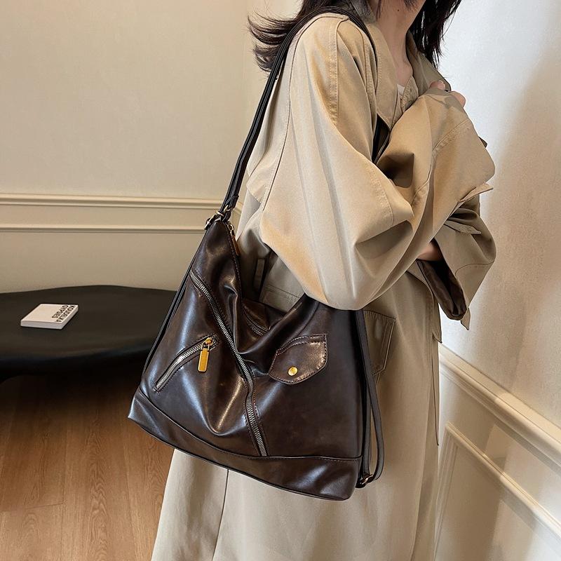 Retro fashion Spice Girl locomotive bag 2025 new shoulder women's bag soft leather messenger bag commuter tote bag
