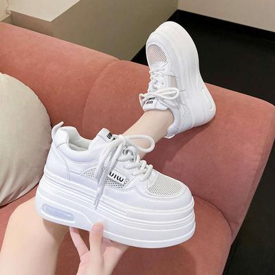 Super dicksohlige erhöhende kleine weiße Schuhe Damen 2025 neu Sommer Mesh atmungsaktive Damenschuhe leicht und vielseitig lässige Muffin-Schuhe