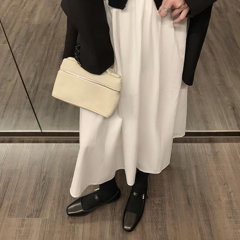 Miękkie, skórzane, niskie buty na płaskiej podeszwie z jednym paskiem i zapięciem na jeden guzik dla kobiet.