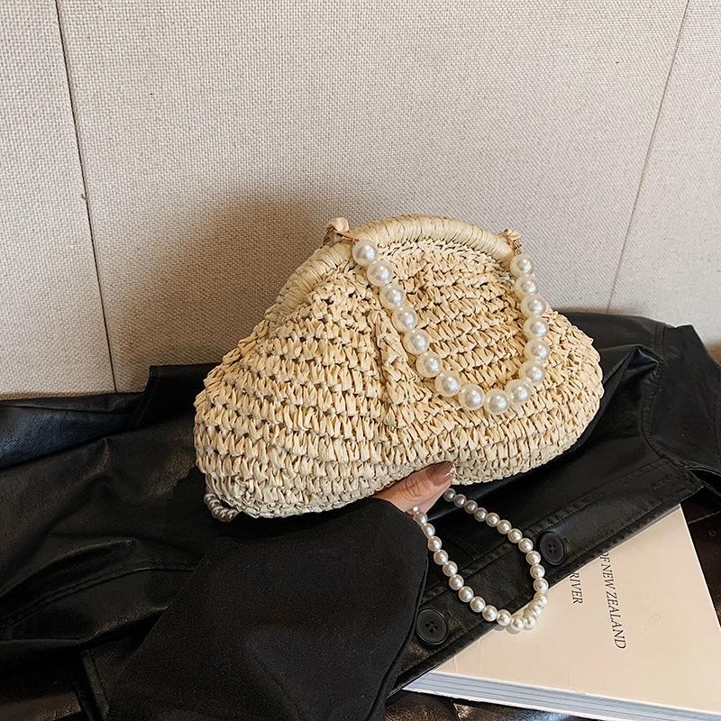 

Korean handbag female niche high-end 2025 summer new clip straw bag pearl chain crossbody bag бежевый