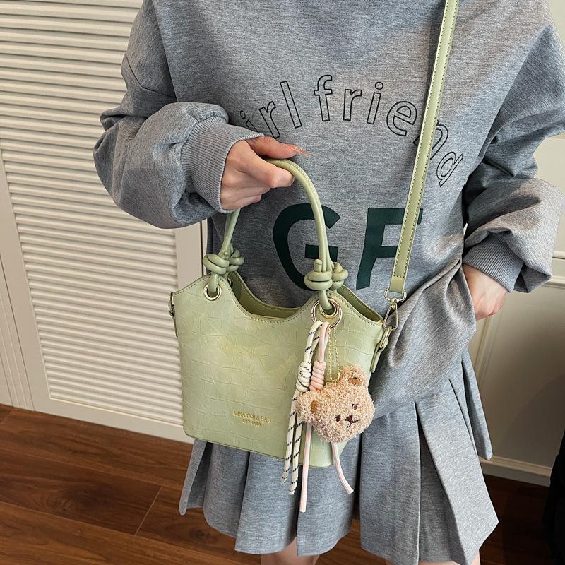 New Portable Women's Fashion Versatile Commuter Shoulder Messenger Bag