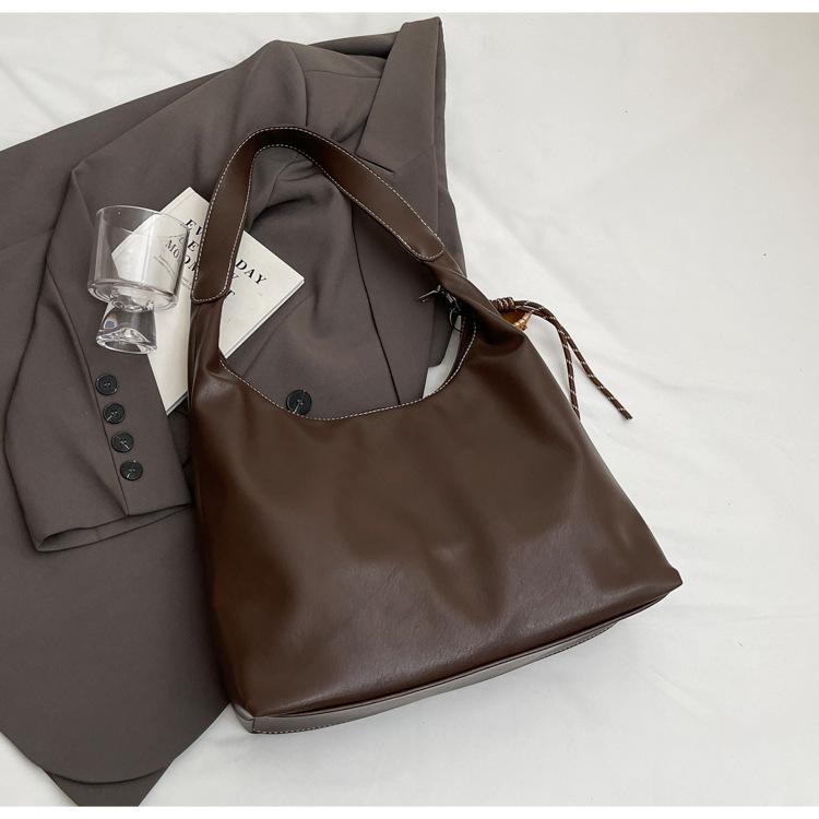 

Модная сумка подмышку однотонного цвета 2025 новая ретро сумка-тоут корейская версия повседневная для работы большая вместимость на плечо