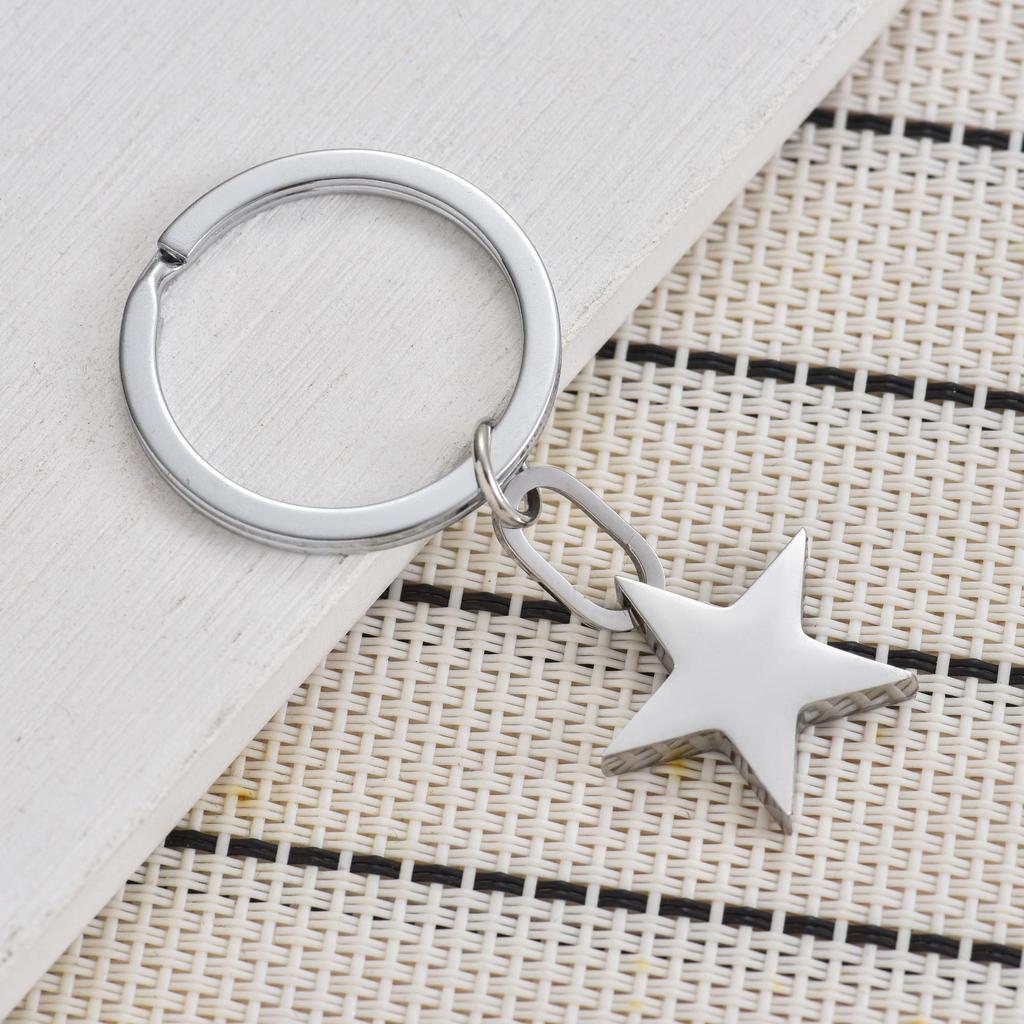 Porte-clés en acier inoxydable étoile à cinq branches Design 3D lisse Pendentif de sac tendance Porte-clés pratique ne se décolore pas