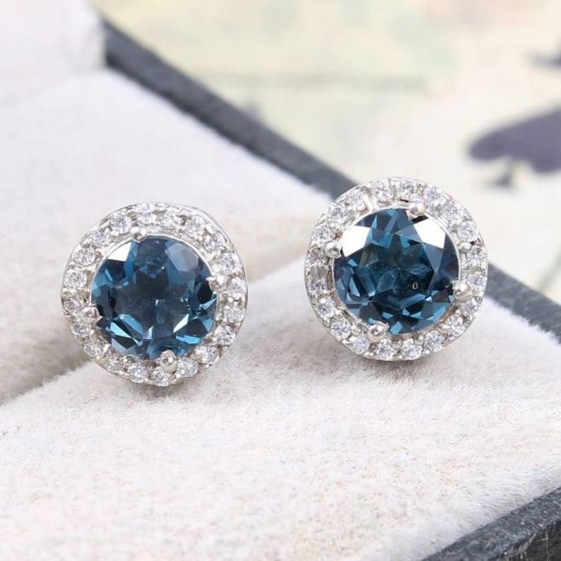 Silberne Ohrstecker mit blauem Topas – Ohrstecker mit London Blue Topas – Ohrringe für die Schwester – Geburtssteingeschenk für November/Dezember – Ohrringe für Künstler