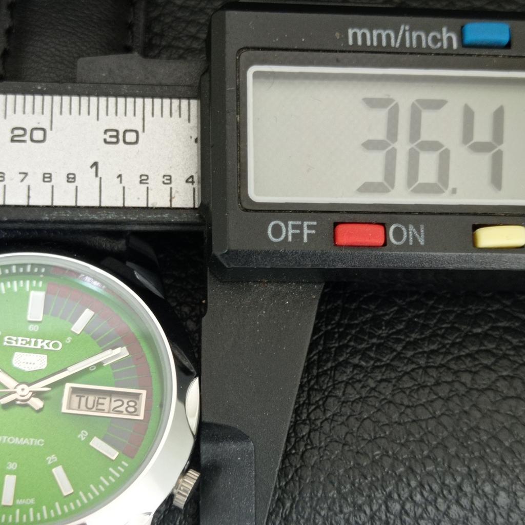 JAPAN VINTAGE REFURBISHED SEIKO 5 AUTOMATIC MENS GREEN DIAL WATCH a445440-1