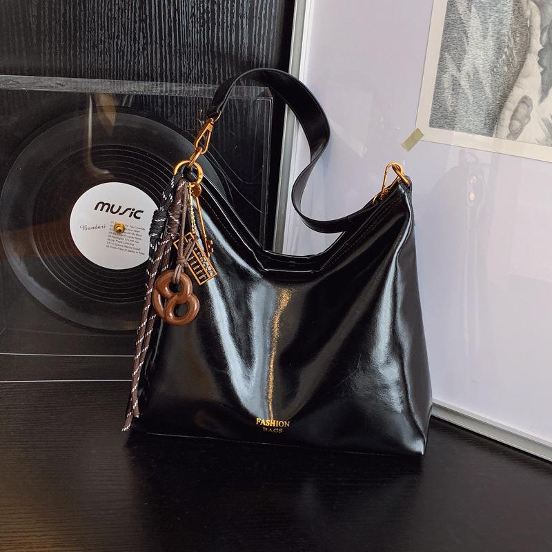 

Large-capacity commuter bag women s new trendy shoulder armpit bag high-end retro student class tote bag Without pendant чёрный