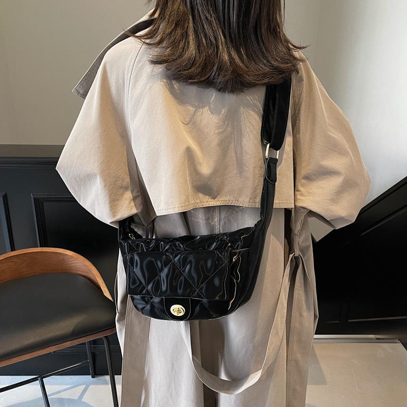 

Модная сумка-седло 2025 осень и зима новая универсальная сумка-мессенджер женская нишевая наплечная сумка-пельмень 30*10*17 чёрный