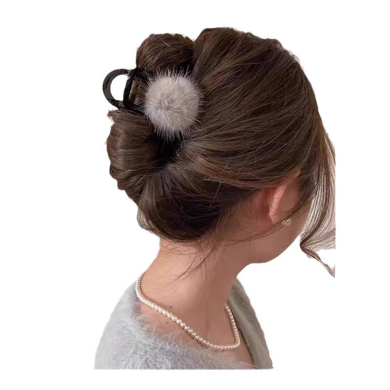 Retro Chic Hairball Claw Clip: Women's Updo Hairpin, Light Luxury Autumn/Winter Style