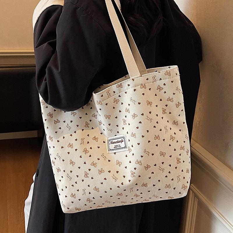 Large-capacity Commuter Bag, Fashionable Single-shoulder Tote Bag, and Niche Hand-held Mommy Bag