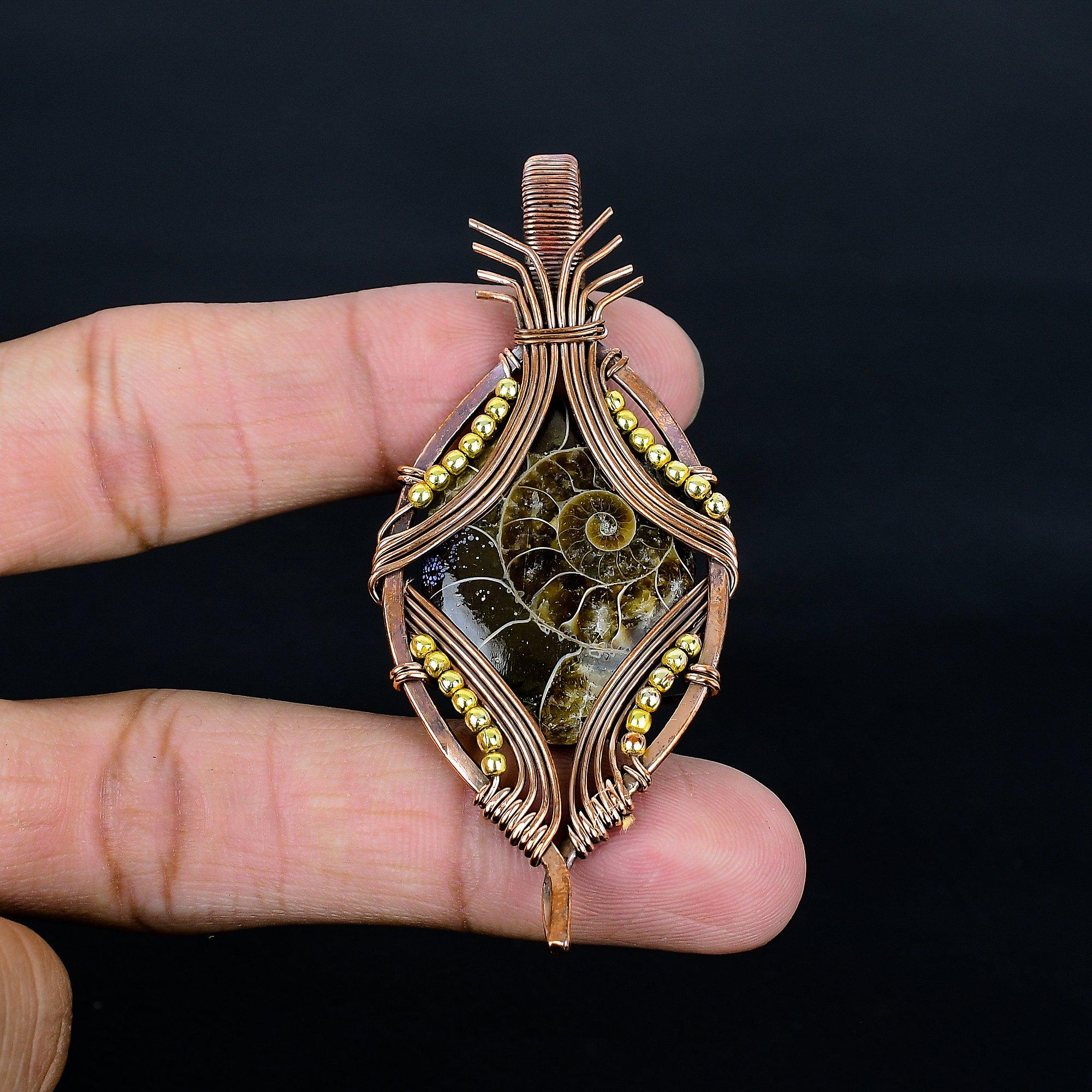 

Подвеска с окаменелостью аммонита, обернутая медной проволокой 999 пробы, подвеска из драгоценного камня ручной работы на День памяти 2.55 Inches