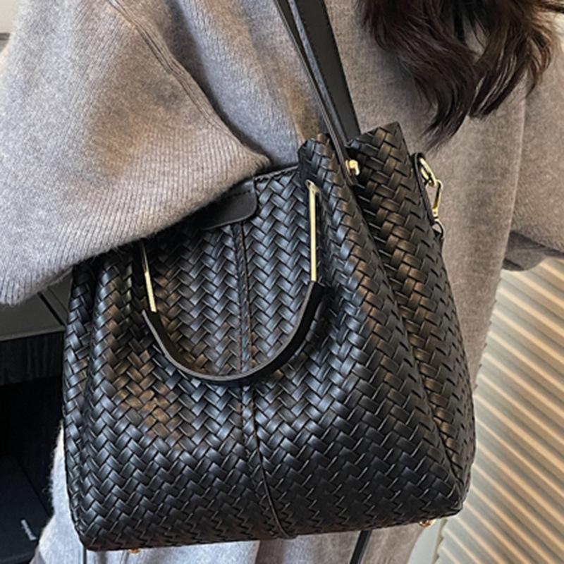 Simple Woven Pattern Portable Bucket Bag, New Niche Temperament Fashionable Women's Messenger Bag