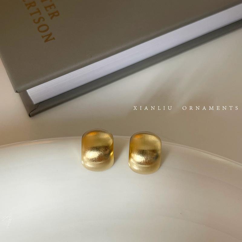 

Gold retro matte metal stud earrings women s light luxury niche design high-end earrings new popular earrings