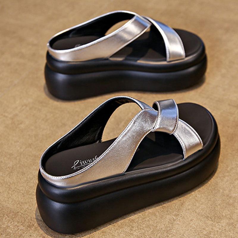 

Маленькие толстоподошвенные маффиновые крутые тапочки для женской летней носки 2025 новые женские увеличивающие рост на высоком каблуке с мягкой подошвой пляжные сандалии 40 серебряный