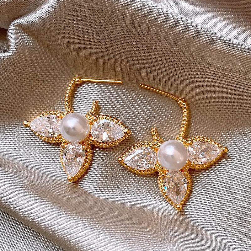 French Zircon Leaf Pearl Niche Retro Light Luxury High-end Temperament Versatile Earrings for Women .