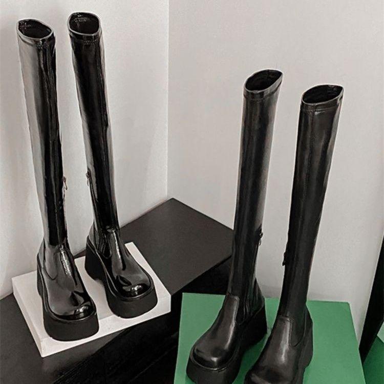 Stivale con tacco a zeppa fondo spesso rialzante cerniera laterale pelle verniciata punta tonda fondo a zeppa stivali alti elasticizzati over the knee stivali con tacco altissimo