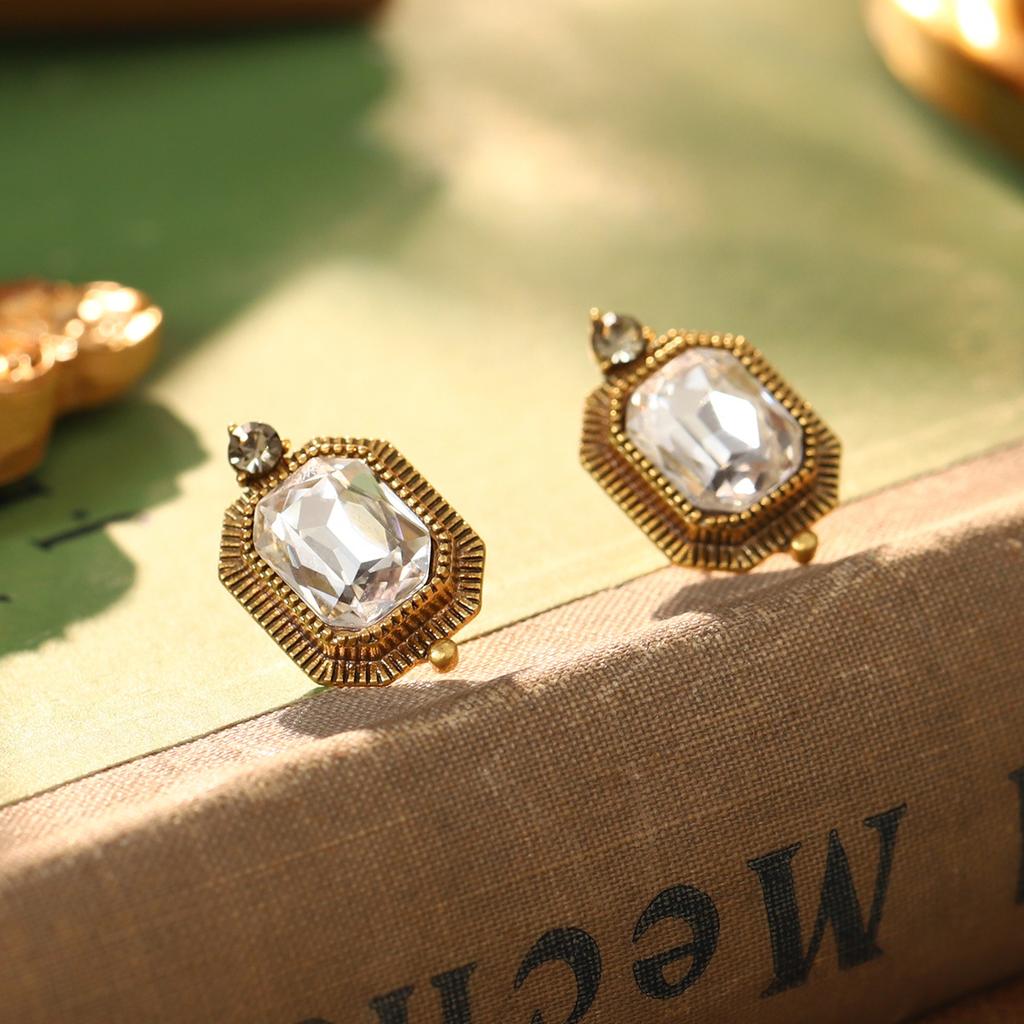 French red flower Hong Kong style earrings, silver needle high-end retro temperament earrings, pearl personalized color retention, niche earrings