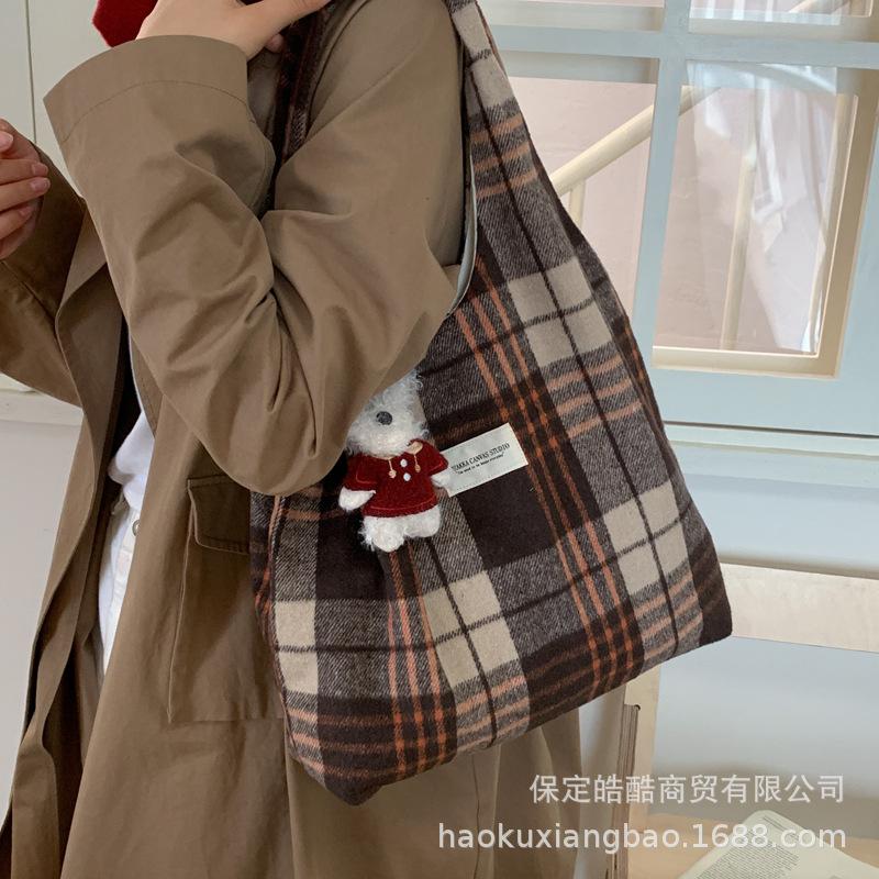 Casual large-capacity canvas bag women's 2025 new lightweight and versatile commuter shoulder underarm bag fashionable tote bag