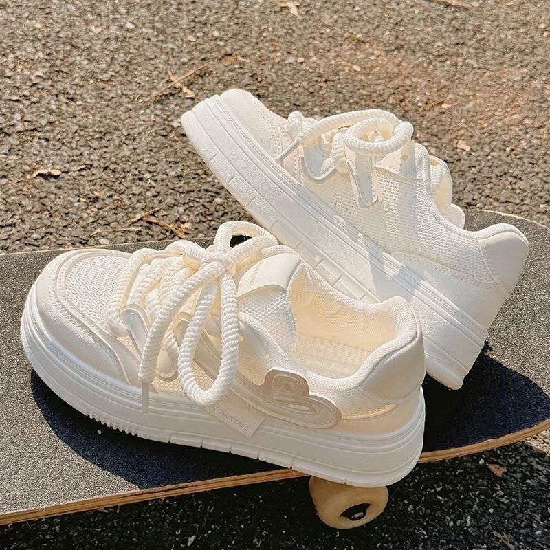 Scarpe bianche in rete traspirante versione coreana da donna 2025 estate nuovo studente versatili con pantaloni a gamba larga scarpe con plateau suola a cialda
