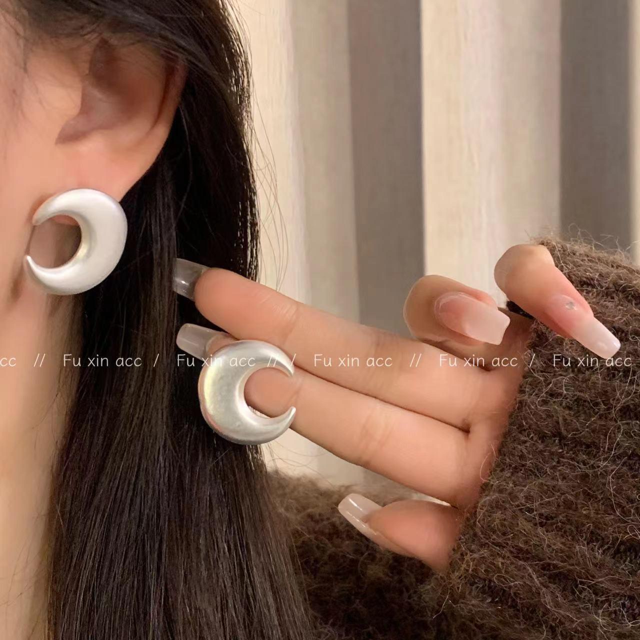 

Matte Silver Moon Earrings - Retro, Simple, High-End Fashion for Women e0318