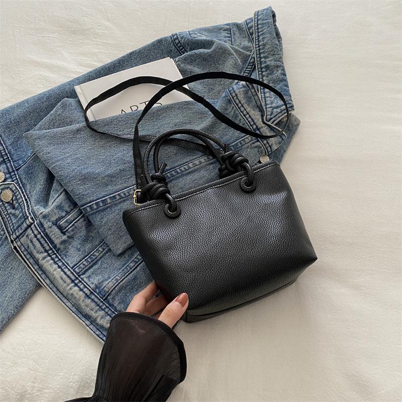 

Трендовая сумка-мессенджер через плечо, женская простая модная сумка 2024 года, новинка лета в стиле ретро, сумка-ведро Without pendant чёрный