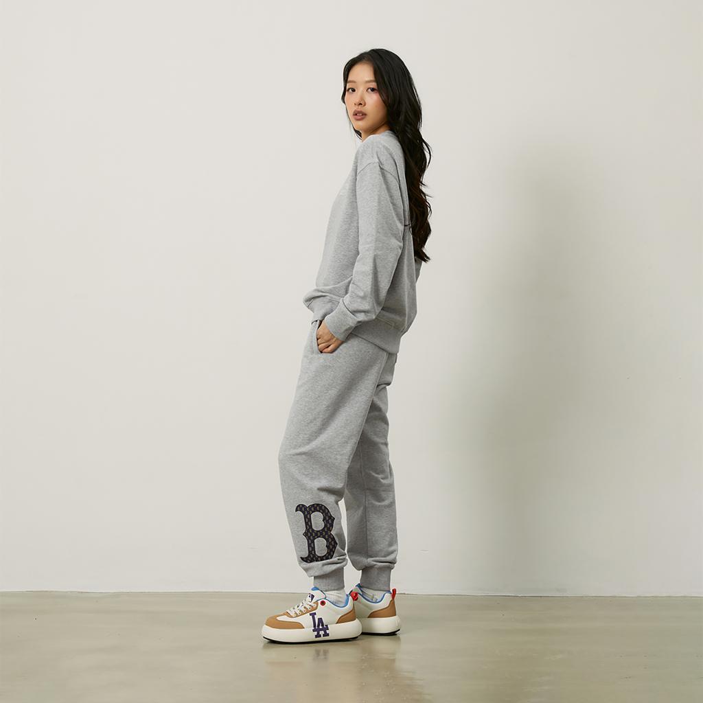 Nova Coleção MLB MONOGRAM Boston Red Sox 24FW Calças Esportivas Tricotadas Unissex Cinza 3APTM0144-43MGS