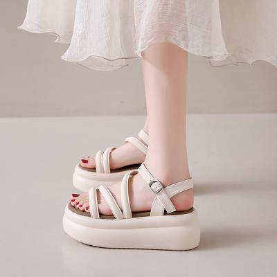 Coole slippers dames zomerkleding 2024 nieuwe mode verhogend platform strandsandalen hoge hakken met rok eenwoordige sleep