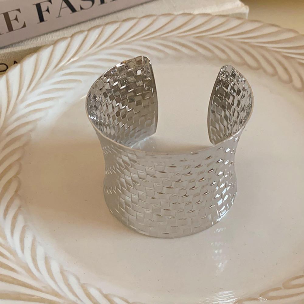 European and American Simple Bracelets, Arm Rings, Niche Cold Wind Temperament Bracelets, High-end Sense and Versatile Jewelry.