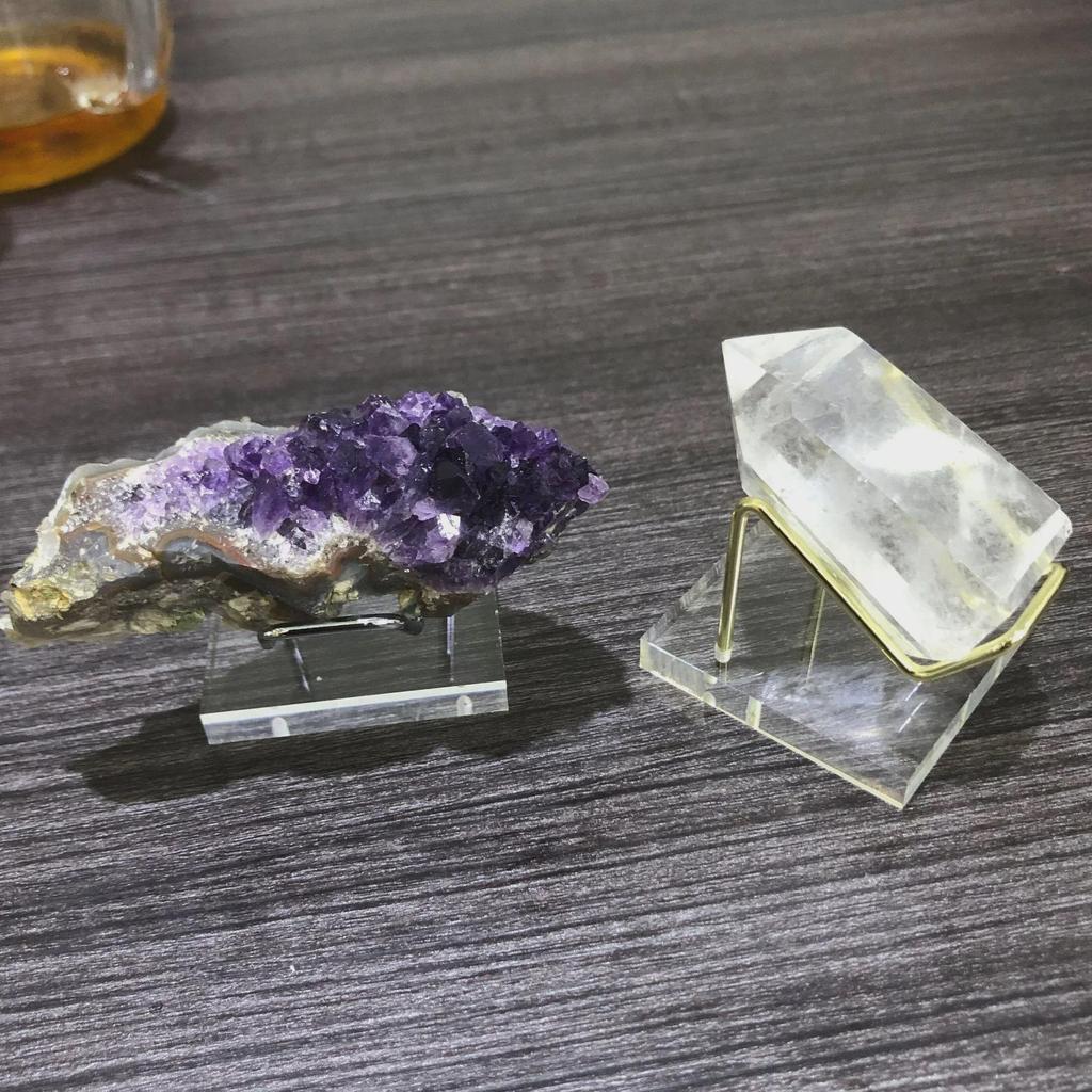 Surový krystalový nefrit minerální displej s akrylovou základnou na stojanu z tepaného železa