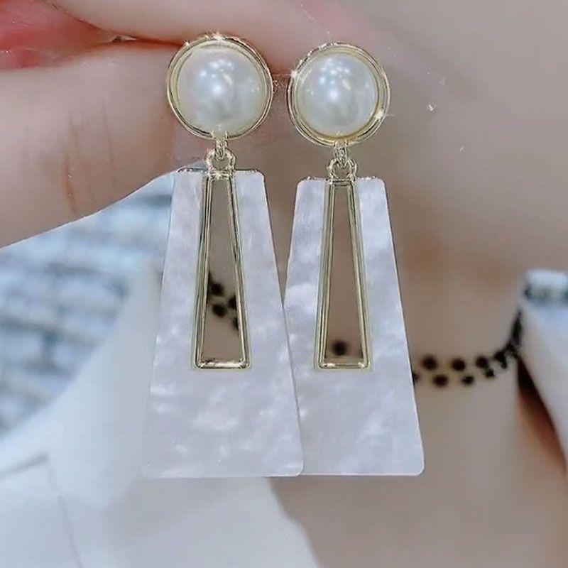 

Fancy Female Exaggerated Net Red Face Thin Pearl Geometry Golden Pearl Geometric Earrings