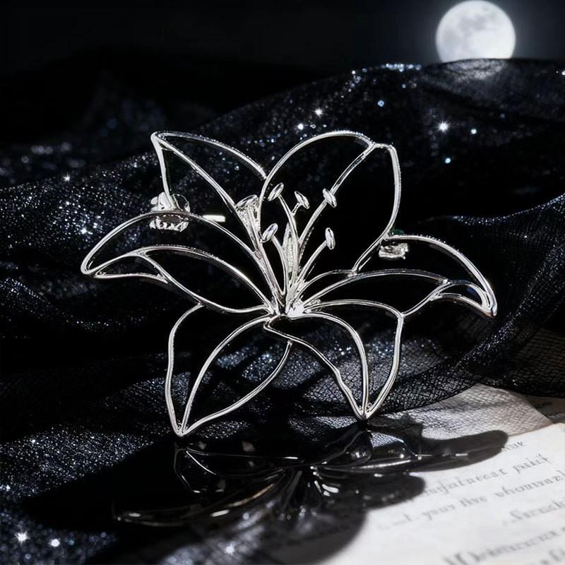 Exquisite Edelstahl Rose & Lilie Brosche - Elegantes Kleiderpin Zubehör