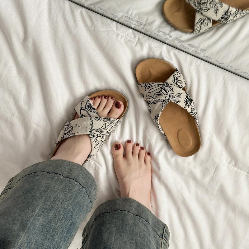 Flat-bottomed Cool Slippers Women's Summer 2025 New Outer Wear Lazy Fashion Cross Pregnant Women Non-slip New Chinese Floral Slippers