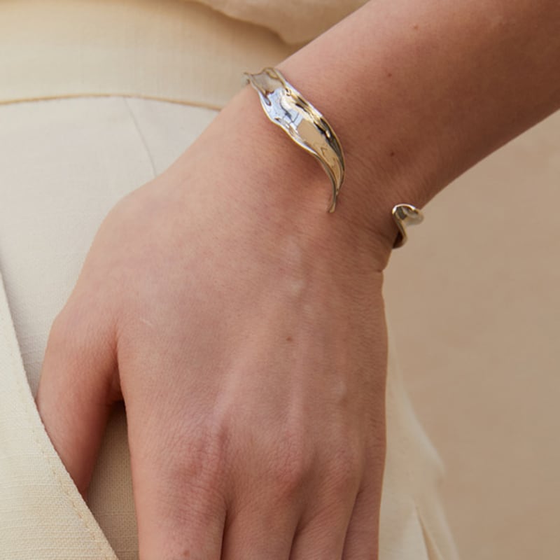 

L U I R E Petal handcuff Gold