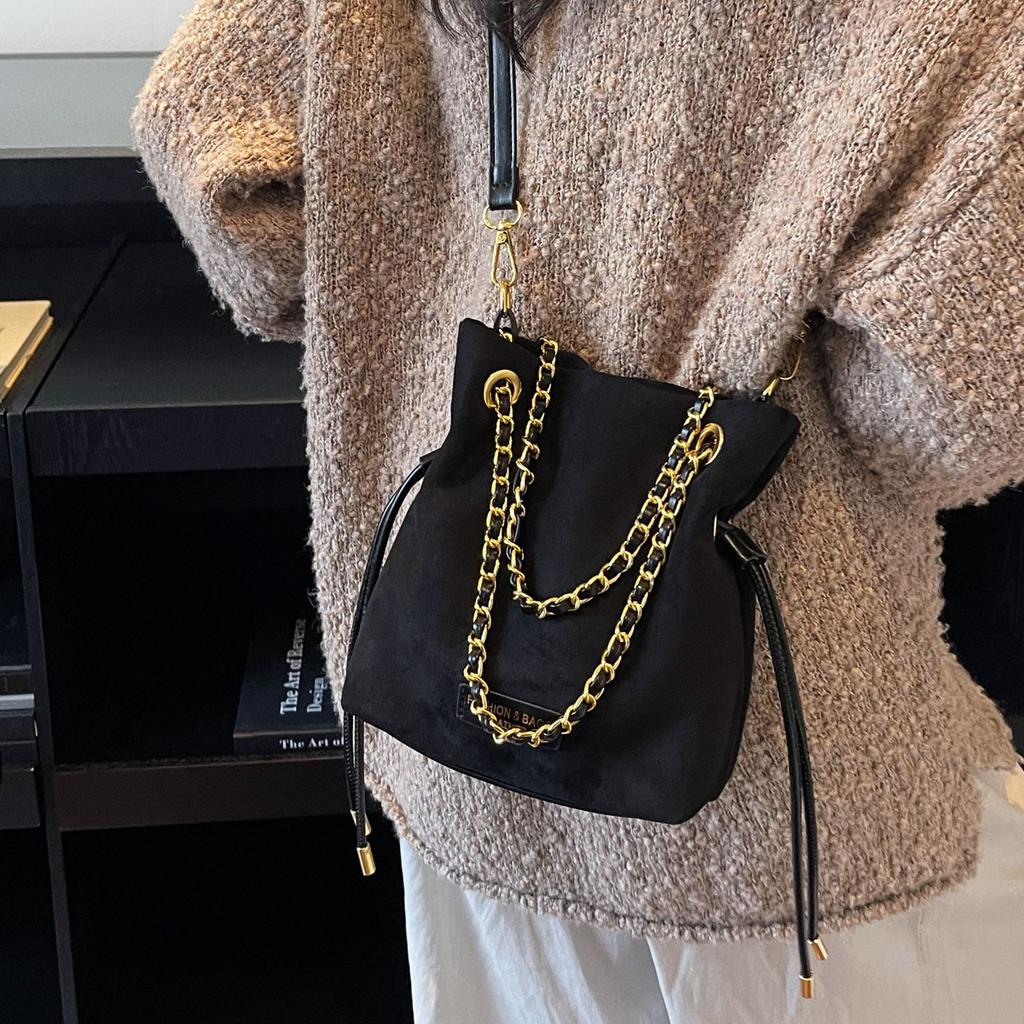 Niche Design Bucket Bag Women's 2025 New Retro Fashion Chain Single Shoulder Messenger Bag Hand Carry Underarm Bag Tide