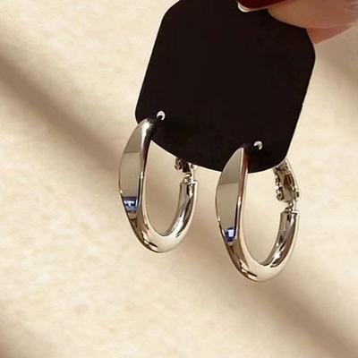 Einfache leichte Luxus-Kreolen, Metall Kaltstil Mode Vielseitige Ohrringe, Nischen-Design Ohrringe