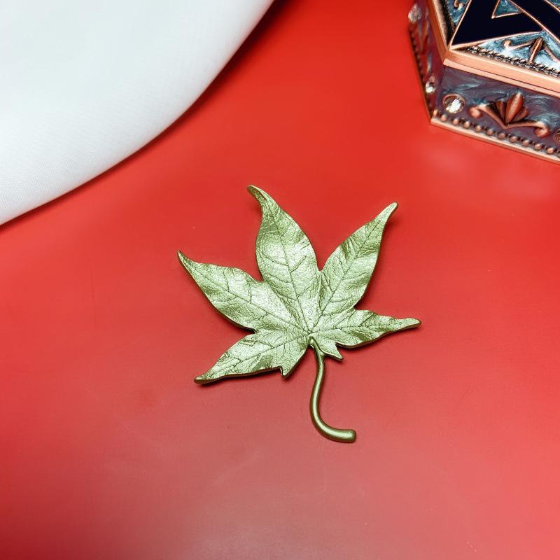 

Изысканные броши в виде кленового листа из металла золотого цвета для женщины, девушки, простые аксессуары для праздничной одежды, пряжка-булавка, брошь, подарки