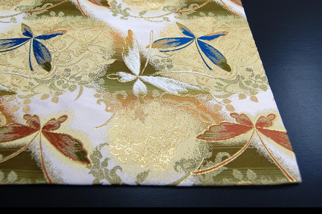 Und fertig zu diesem japanischen Geschenkset ist ein großartiges Geschenk für Kimono und Teeuntersetzer von mit einem Schmetterling Vorverpacktes Geschenk, Ausländer. Obi-Stil (Satz zwei)