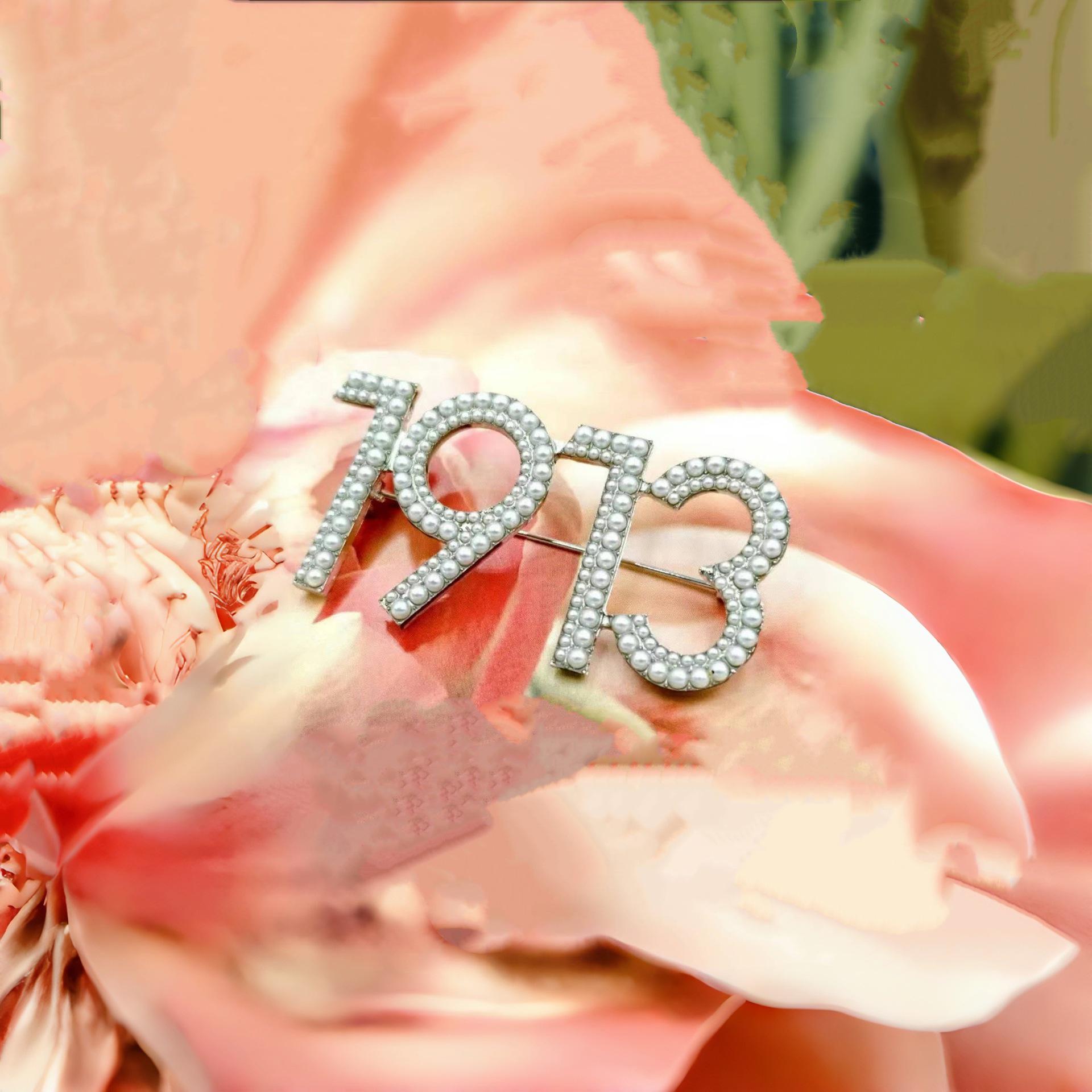 Elegant 1913 Greek Pearl Rhinestone Brooch Pin Jewelry белый