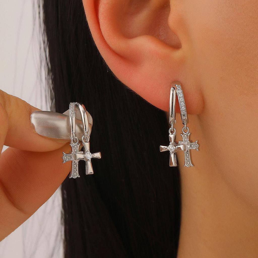 Set di orecchini asimmetrici a stella e luna europei e americani: Orecchini a Bottone e Ear Cuff alla Moda con Zirconi