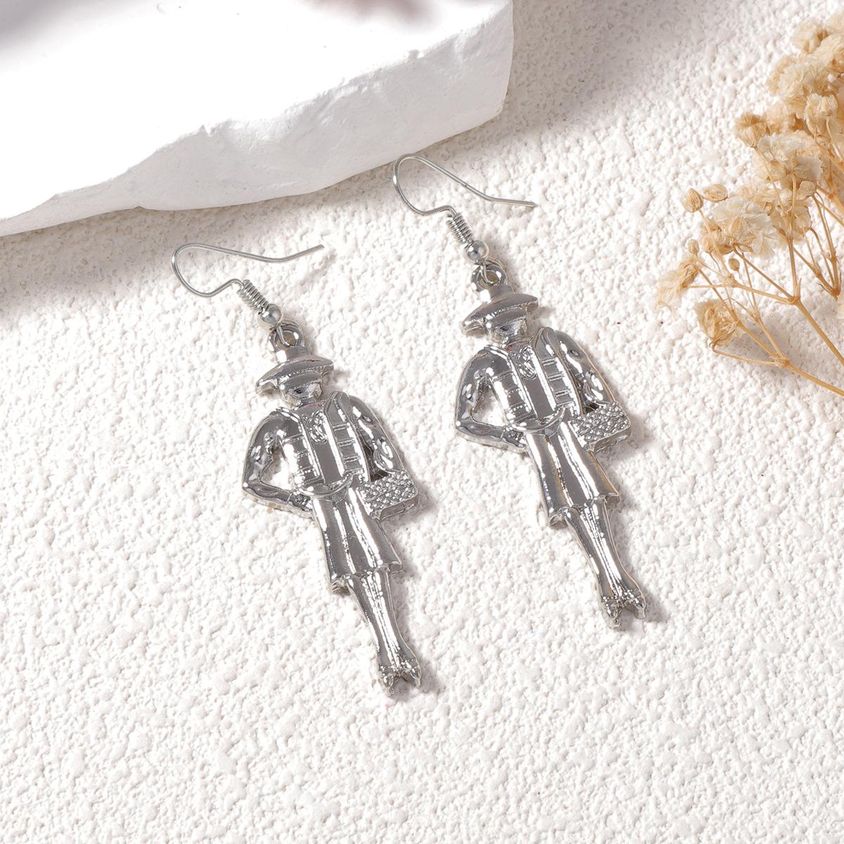 

Unique, retro and trendy pendant earrings with small golden and silver figures, a niche and high-end women s style
