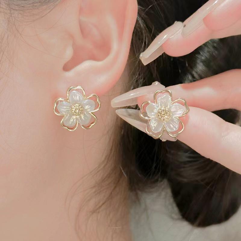 2024 New White Acrylic Flower Stud Earrings for Women Gold Color Side Hollow Floral Small Earrings Korean Cute Ear Decoration