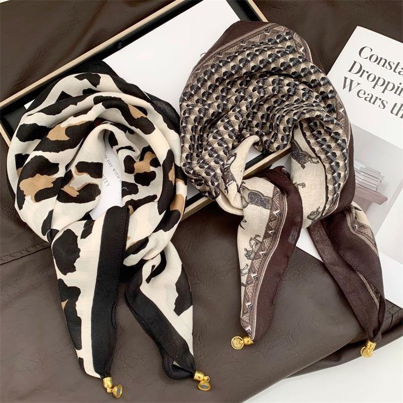 70*70 Square Scarf Retro Print Silk Scarf With Magnetic Buckle Women Neck Scarf All-Match Shawl Headscarf Accessory Gift