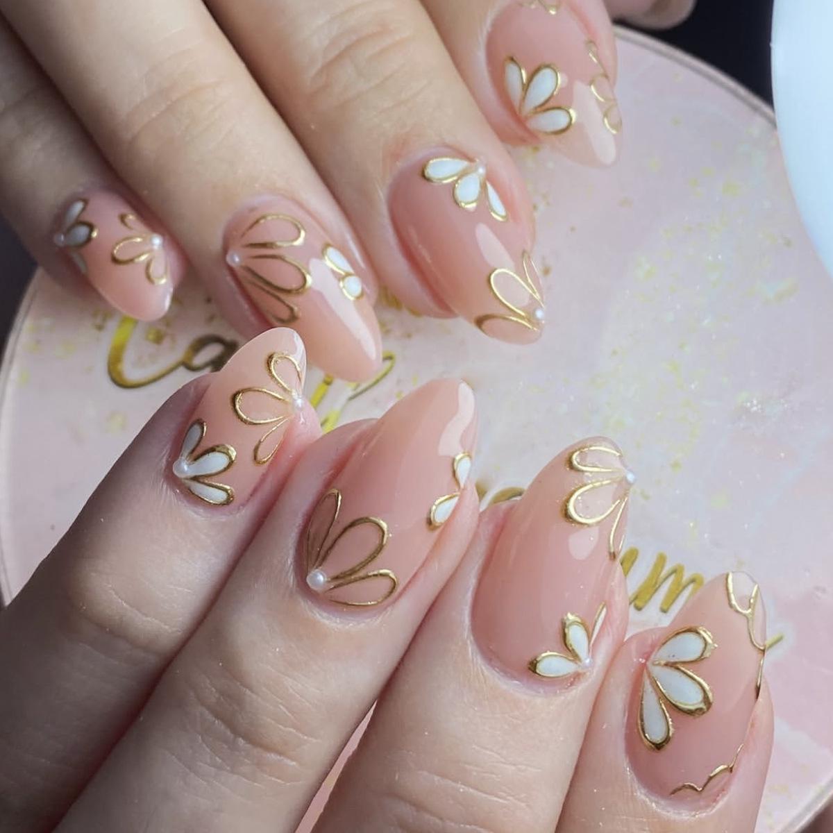 

Almond-Shaped Nude Print False Nails with Pearl Accents