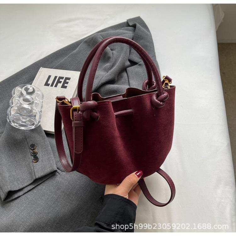 Autumn and Winter Retro Matte Small Bag Women's New Versatile Messenger Bag Fashionable Suede Portable Bucket Bag