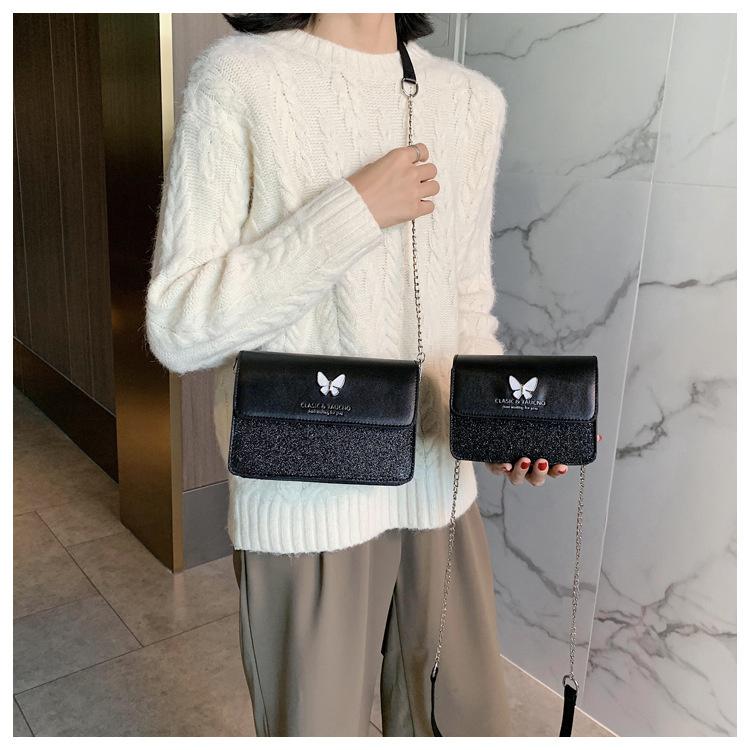 Женская однотонная квадратная сумка с цепочкой — фото 10