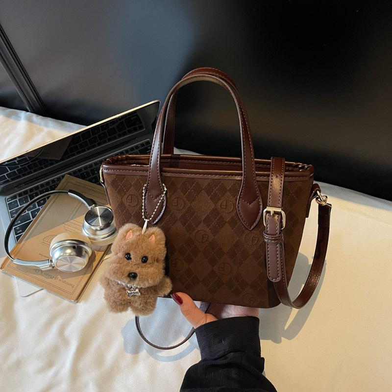 This Year's Popular Bag Women's Autumn and Winter Versatile 2025 New Retro Shoulder Messenger Bag Simple Bucket Bag