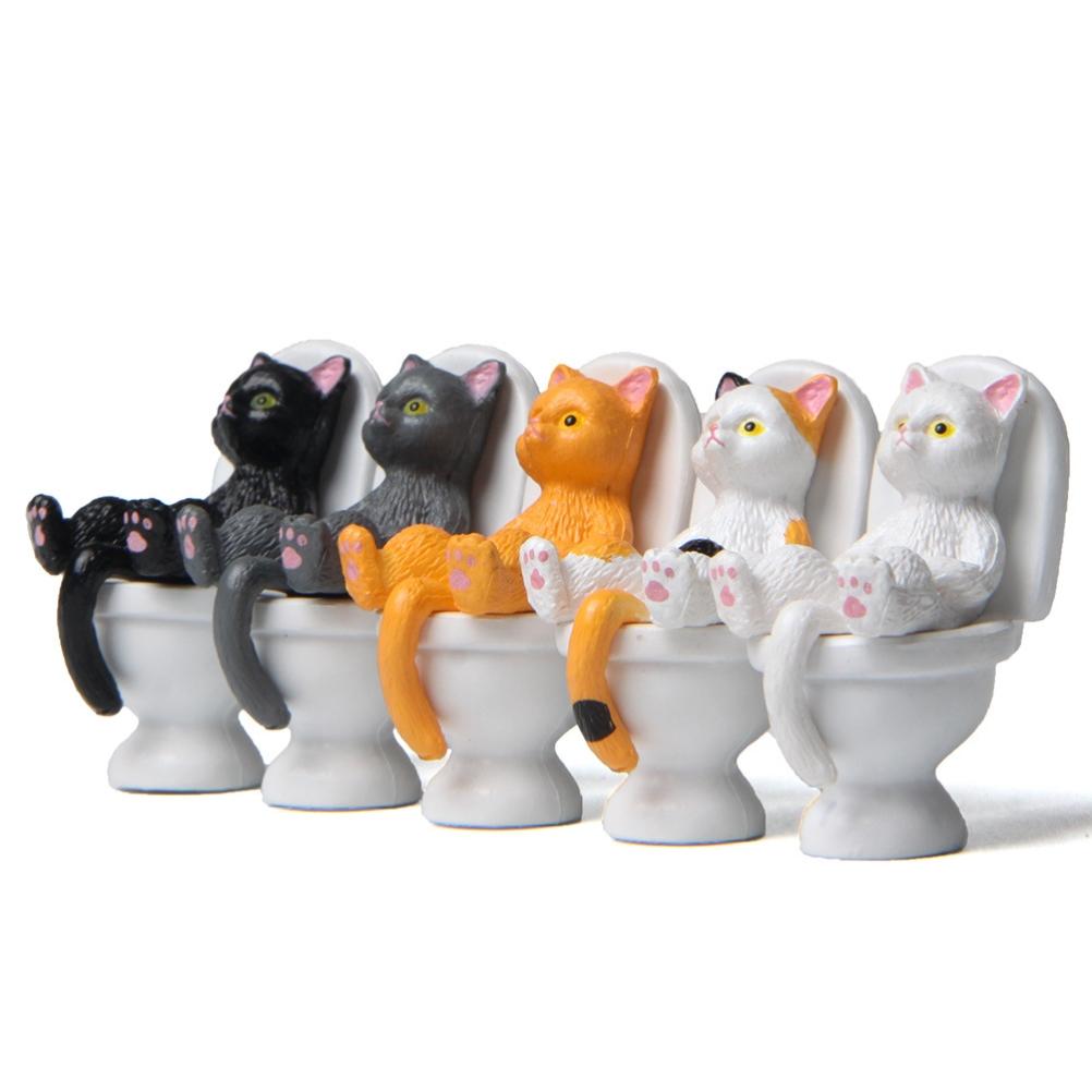 5 Stück Katze sitzt auf Toilette Statuen Mini Toilettenkatzenfiguren Desktop-Ornamente Heimdekor Cartoon